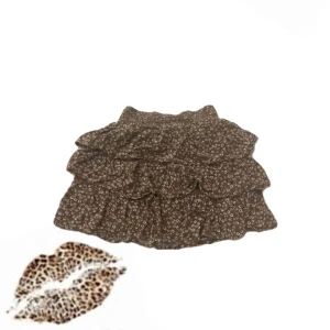 Brun blommig kjol från Lindex - Säljer en jätte fin brun kjol från Lindex. Är perfekt till sommaren. Den är i storlek 146/152 men den är stretchig så passar up till 158/164🌺