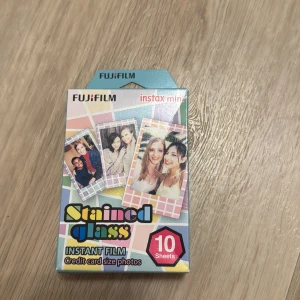 Fujifilm Instax Mini Stained Glass Instant Film - Säljer Fujifilm Instax Mini Stained Glass Instant Film med 10 ark. Perfekt för att skapa färgglada och unika kreditkortsstora foton. Passar till Instax Mini-kameror och ger dina bilder en kreativ touch med sitt färgglada mönster.helt ny