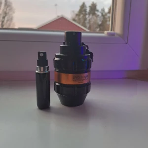 5ml av Spicebomb parfym från Viktor & Rolf - Säljer en flaska Spicebomb parfym från Viktor & Rolf. Flaskan har en unik, granatliknande design i svart med en orange etikett. Perfekt för den som vill ha en kryddig och intensiv doft. Inkluderar även en mindre sprayflaska för resor eller på språng.