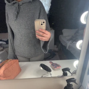 Grå stickad hoodie - Mysig grå stickad hoodie med knytband i halsen. Oanvänd 