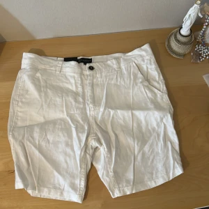 Linneshorts Lagency - Tja! Säljer några as snygga linneshorts från Lagency. Shortsen är otroligt sköna och aldrig använda då dom var för stora för mig. Jättesnygg vit färg och nypris på dessa ligger på över 1k på johnells hemsida men jag vill gärna bli av med dom inna sommaren.  Seriösa bud tas emot🤝💯
