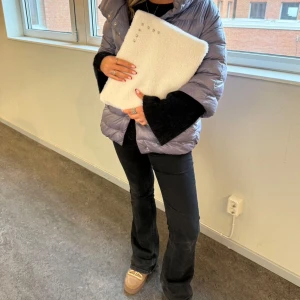 Teddy datafodral - Vit teddy datorfodral med rosa satin inuti🤍            200kr                                                                                    TRYCK INTE PÅ KÖP NU❗️