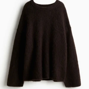 Mohair tröja från H&M - Helt slutsåld på hemsidan! Storlek Xs, i mörkbrun färg 🫶🏼 Mohair tröja, helt oanvänd endast testad!