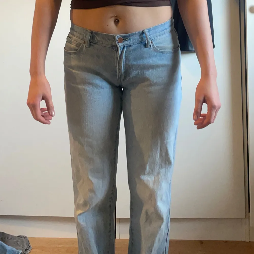Snygga ljusblå jeans från Abrand Jeans med en klassisk femficksdesign. De har en rak passform och är midwaist, vilket ger en bekväm och stilren look. Perfekta för en avslappnad stil.. Farkut & Housut.