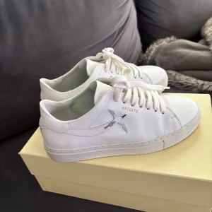 Axel Arigato Skor - Säljer mina Axel Arigato skor i storlek 36. Är i nyskick och endast använd en dag. Snabbaffär 1500kr 🤍Nypris 2500kr