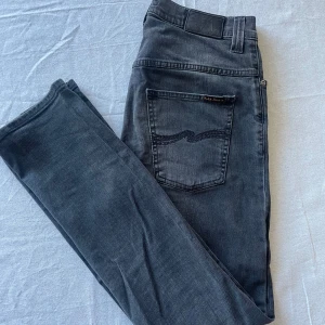 Svarta jeans från Nudie Jeans - Snygga svarta jeans från Nudie Jeans med klassisk femficksdesign och subtila sömdetaljer på bakfickorna. Sänkta från 500kr⭐️