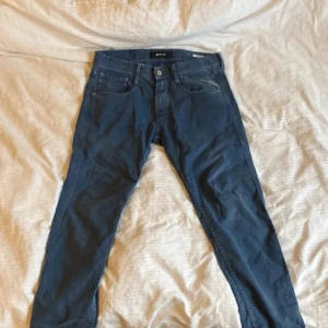 Replay anbass 29/30 - Replay anbass ingen strech i bra skick. Bra pris. Unik färg. 