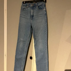 Levi's 70's High Slim Straight Jeans - Sparsamt använda och supersnygga jeans. Straight med hög midja och de framhäver kurvorna väldigt fint! Säljer då dessa har blivit för små