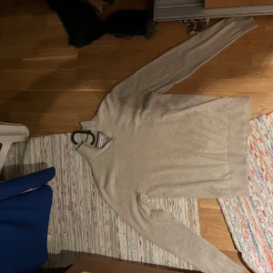 Grå långärmad tröja från Jack and Jones  - Säljer en stilren grå långärmad tröja från jack and Jones Perfekt för kyligare dagar med sin mjuka och bekväma passform. Tröjan har en klassisk design med rund hals och ribbade muddar. Storlek xs men passar även s