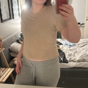 Beige ribbad t-shirt från ONLY - Säljer en beige ribbad t-shirt från ONLY. 