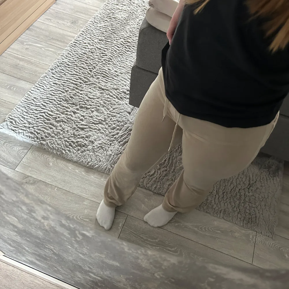 Säljer ett par bekväma beige mjukisbyxor med snörning i midjan. Perfekta för en avslappnad stil och passar bra till vardags. Byxorna har en normal passform och är gjorda i ett mjukt material.. Farkut & Housut.