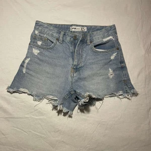 Blå jeansshorts  - Hej, Säljer ett par blå jeansshorts med slitna kanter och detaljer. Perfekta nu till sommaren! Pris kan diskuteras.