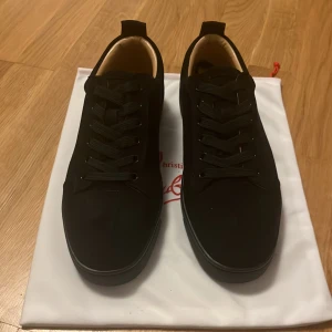 Louboutin skor svarta  - Helt nya och oanvända 10/10. Storlek är 43. Endast är utan box det så därför jag säljer med billigare pris men jag ska använda annan box när frakta . Pris kan diskuteras 