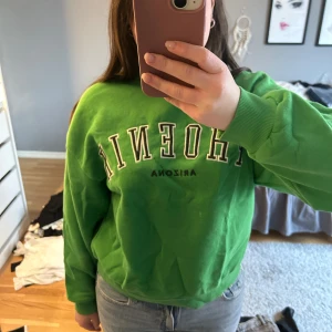 Grön sweatshirt - Grön sweatshirt med text. 