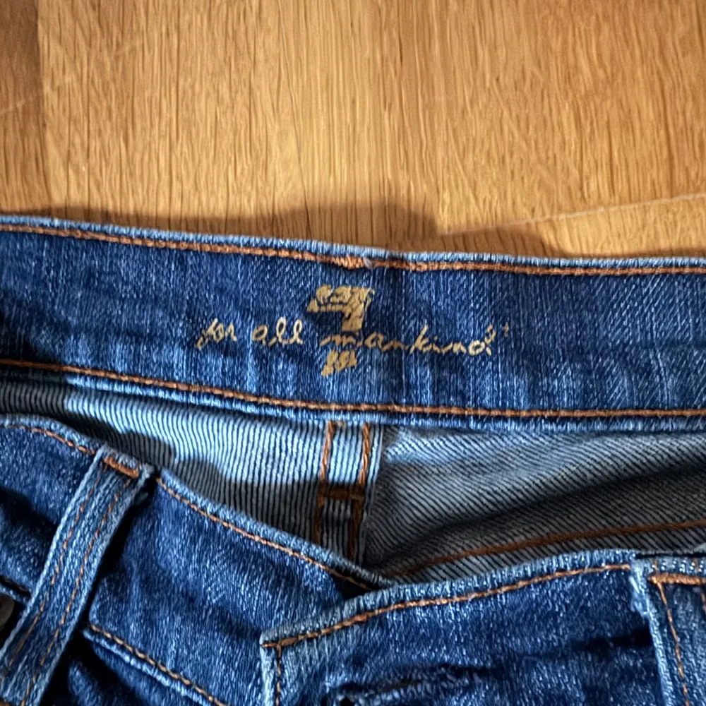 Säljer ett par mörkblå jeans eftersom dom är för små för mig super bra skick. Farkut & Housut.