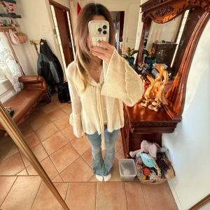 Beige stickad kofta - Mysig beige stickad kofta med snygga volang armar från Zara