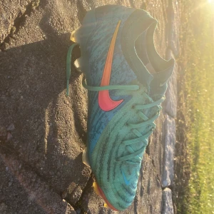 Gröna fotbollsskor från Nike - Nike phantom elite fg. Nyköp 3200kr. Använda fåtal gånger. Hör gärna av er om frågor.