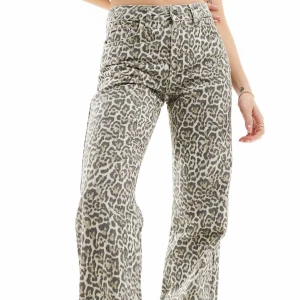 Leopardmönstrade byxor - Snygga leopardmönstrade byxor med hög midja och rak passform.  Helt nya aldrig använda, små i storlek!