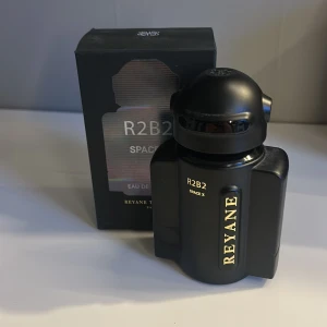 Parfym r2b2 space X reyane  - Säljer denna parfym parfym från reyane. Den är knappt använd, nästan all parfym vätska kvar. Den är perfekt nu inför sommaren då den har citrus/fräsch doft. Väldigt bra parfym👌🏻. Säljer den för 500 men pris går att diskuteras! Hör av er vid frågor.