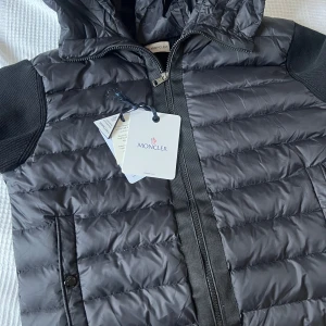 Moncler Huvad Cardigan - Tjena. Säljer en ny cardigan som tyvärr inte passade min stil. Därför säljer jag den. Använd 1 gång och för suveränt pris! Priset är hugget i sten. Skriv vid frågor!
