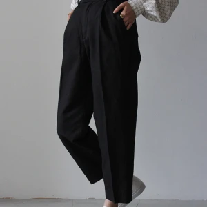 Hope alto croppade byxor - Hope alto i storlek 42. Precis köpta sh av mig men blev tyvärr lite för tighta för mig. Förra ägaren sydde på extra hyska då de var för stora i midjan. Den går lätt att sprättas bort. Det ordinarie hyskan finns också lvar. Inga andra anmärkningar.  Färgen är lite asfalt/svart med grå inslag som svarta linnebyxor. Material bomull och lin. Skitsnygga!  Butikspris 1900kr mått midja ca 42cm, innerbenlöngd ca 72 cm