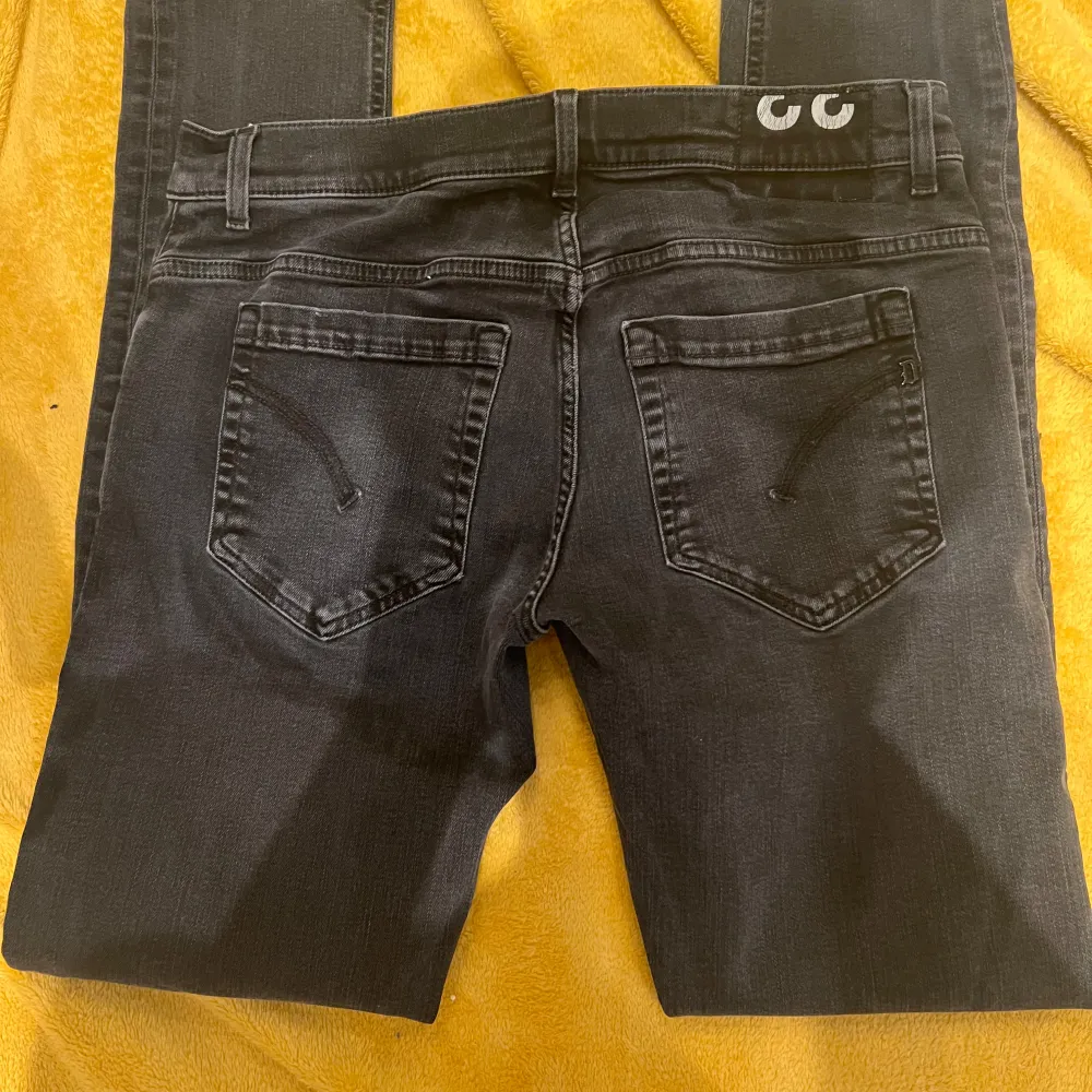 Snygga svarta jeansbyxor med en klassisk femficksdesign. Byxorna har en knapp och dragkedja framtill och är perfekta för en stilren look. Passar bra till både vardag och mer uppklädda tillfällen.. Farkut & Housut.