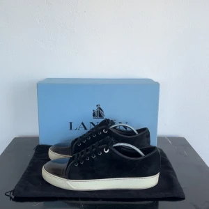 Lanvins  - Säljer nu dessa Lanvins i storlek Uk6 som motsvarar 41. Dem är i fint skick med liten skada på innersidan av hälen se bild 5. Obs bara skorna ingår!! Hör av dig vid minsta fråga! 