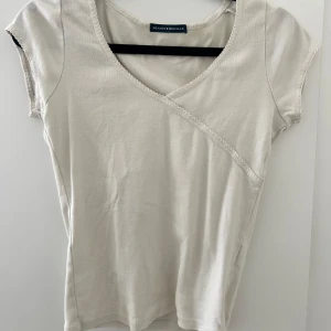 Vit topp från Brandy Melville - Vit t shirt från brandy Melville one size💗