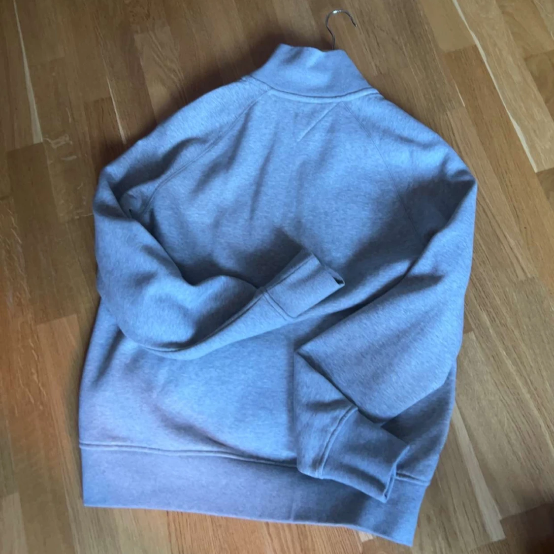 Grå tröja från Tommy Hilfiger - 1