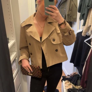 Beige trenchcoat - Snygg beige trenchcoat med knappar och klassisk krage. Jackan är croppad och har långa ärmar, perfekt för vår och höst. Jackan är köpt från HM i höstas och i fint skick❤️
