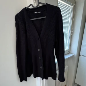 Svart kofta från Shein - Säljer en svart kofta från Shein med knappar framtill. Den är stickad och har en v-ringad design som ger en stilren look. Perfekt för kyligare dagar.