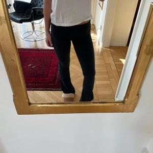 Brandy Melville priscilla pants - Svarta priscilla pants från Brandy Melville. Lite urtvättade och lite slitna nertill. 