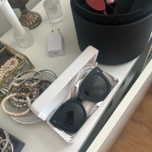 Chimi solglasögon  - Snygga svarta solglasögon. Skriv för fler bilder 