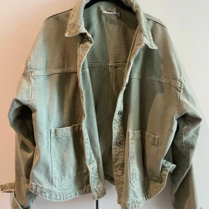 Grön jeansjacka  - Jätte fin grön jeansjacka i jätte bra skick!