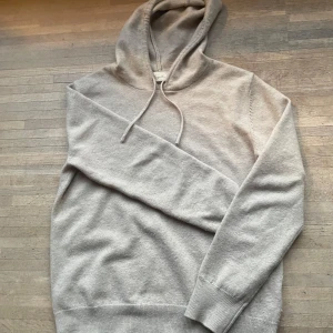 Beige cashmere hoodie från Saylus - Säljer en supermjuk och lyxig beige hoodie från Saylus i cashmere. Perfekt för kyliga dagar med sin sköna huva och stilrena design. Passar både till avslappnade och mer uppklädda tillfällen. Pris kan diskuteras