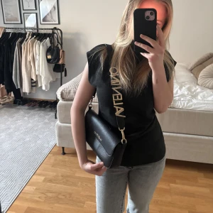 Svart axelväska från Valentino - Dö snygg svart axelväska från Valentino. Väskan har en stilren design och är i helt nyskick, aldrig använd. Perfekt för att ge en lyxig touch till din outfit.💞Fin modell som inte säljs längre. Skriv för fler detaljer! Pris kan diskuteras, tveka inte att skriva.