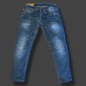 Dondups med slitningar - Säljer dessa snygga Dondup George jeans med riktigt feta slitningar i mycket bra skick, jeansens längd är 87cm, priset är ej hugget i sten. Vid minsta fråga eller fundering, hör av dig🤝