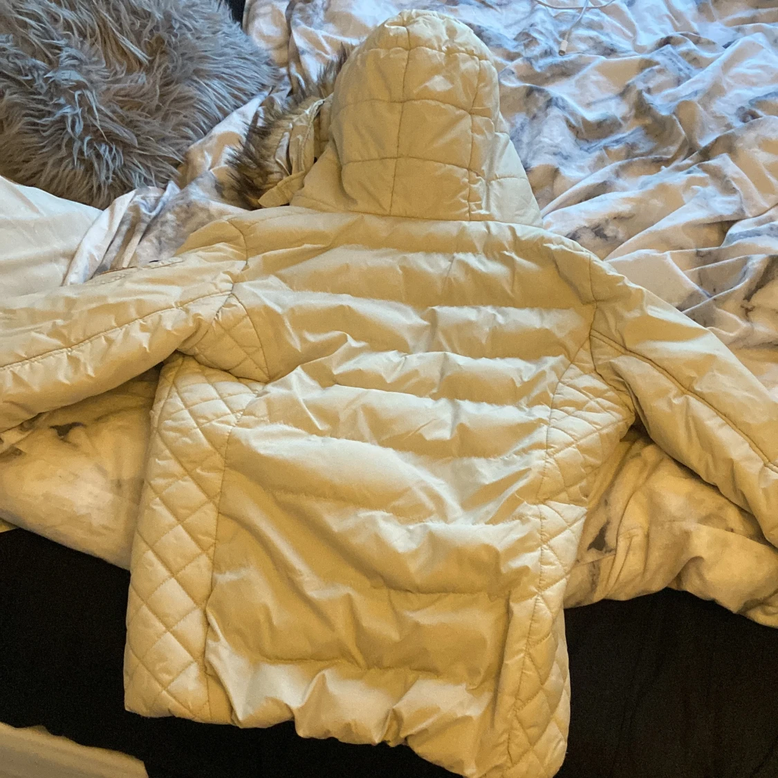 Beige dunjacka med pälskrage - 1