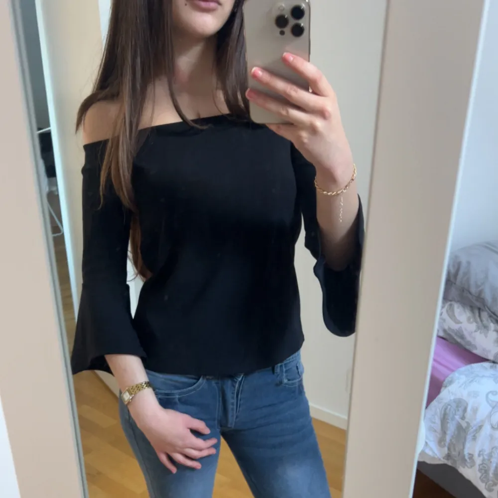 Elegant svart offshoulder tröja från H&M. Knappt använd, nytt skick. Perfekt för en stilren och elegant look. (Pris kan sänkas, pv)💗. Puserot.
