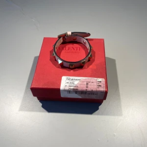 Valentino Armband  - Hej! Säljer nu mitt armband från märket Valentino, , bra skick. Givetvis äkta, Tveka inte på att höra av dig om du har frågor eller funderingar kring armbandet !