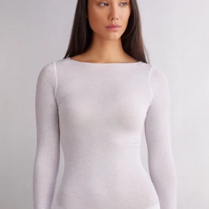 Intimissmi liknande tröja - En Intimissmi liknande tröja från Ullared Gkås med ett skönt material. Har använt 1 gång. Kontakta mig om ni undrar något annars är det bara och köpa den🥰