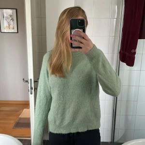 Grön stickad tröja från Zara - Säljer denna jätte sköna gröna stickade tröjan från Zara. Den kommer inte till någon användning och är i bra skick💚