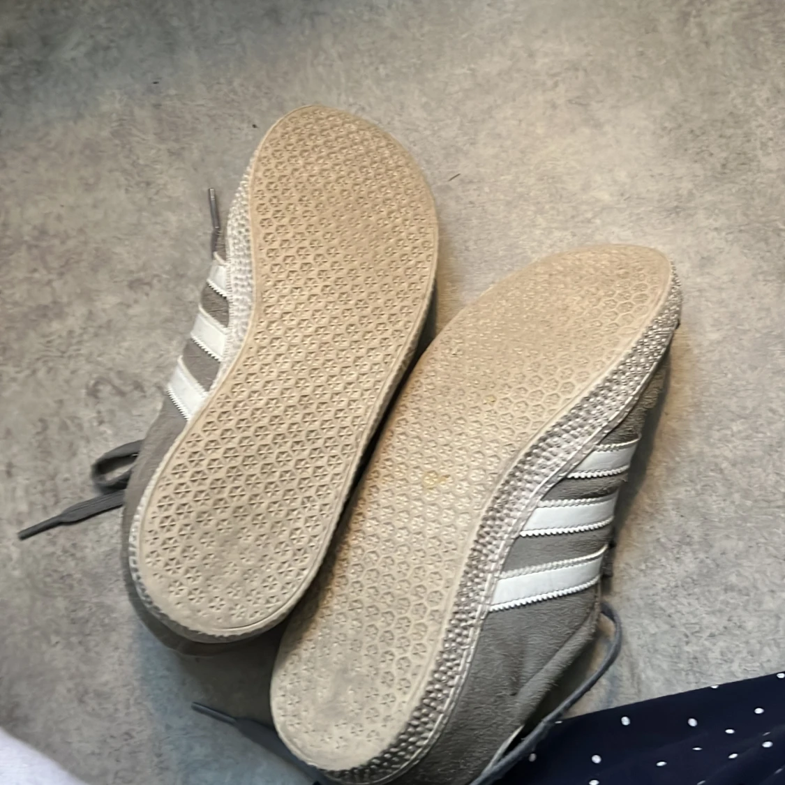 Grå Adidas Gazelle Sneakers - 3