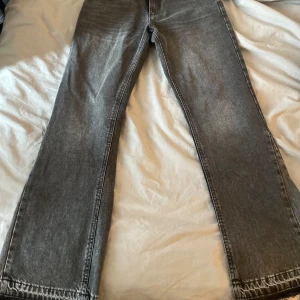 Grå jeans från Zara - Snygga grå jeans från Zara med en klassisk flared passform. Perfekta för en stilren look men sticker ändå ut. 