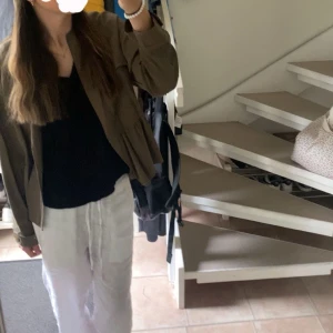 Vita linnebyxor från Chelsea  - Vita linnebyxor från Chelsea. Säljs då de inte kommer till användning längre! Storlek 0 men de passar mig som är XS-S. Har en pytteliten fläck men den syns knappt (se bild) Köpta för 499kr, pris kan diskuteras💝