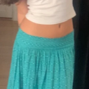 Turkos långkjol - Snygg turkos långkjol med elastisk midja och ett subtilt mönster. Populär från Zara. Vill kolla intresset, hör av er för frågor