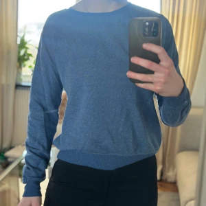 Blå tröja från Crocker - Blå tröja från Crocker i storlek M. Tröjan har en klassisk rund hals och långa ärmar. Fint skick men kommer inte till användning längre!