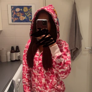 Rosa Bape hoodie - Säljer en rosa Bape hoodie, har använt 2-3 ggr.