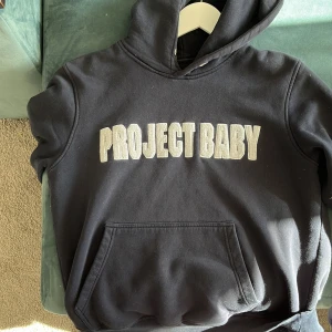 Project Baby - Project baby stilren. Artisten Naods Klädmärke