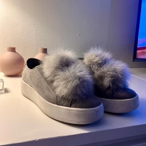 Sneakers med fluff - Säljer mina Steve Madden skor som jag råkat beställa i fel storlek. Lite missfärgad yttersula men inget jag testat rengöra! ☺️
